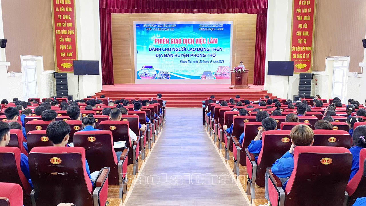 Quang cảnh phiên giao dịch việc làm.